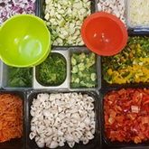 Kan een afbeelding zijn van eten en binnen